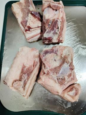 把肉洗干净后，再切成两块！