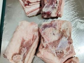 把肉洗干净后，再切成两块！