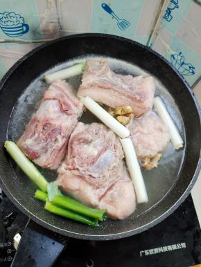 把切好的肉块放入锅里，再往锅里倒入适量的清水，加入葱段，姜片和适量的料酒去腥味儿！直接大火煮开！