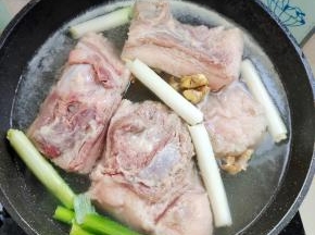 把切好的肉块放入锅里，再往锅里倒入适量的清水，加入葱段，姜片和适量的料酒去腥味儿！直接大火煮开！