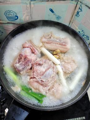 大火煮开后，再煮2分钟左右关火！然后把肉捞出来，再把肉上面的浮沫冲洗干净！