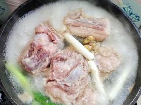 大火煮开后，再煮2分钟左右关火！然后把肉捞出来，再把肉上面的浮沫冲洗干净！