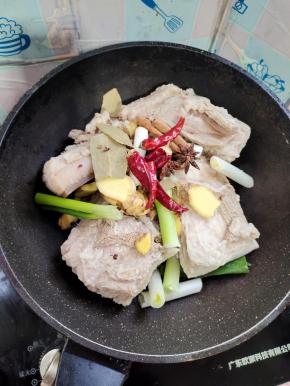 把洗干净的肉放入锅里，加入生姜，葱段，八角，桂皮，香叶，花椒，干辣椒！