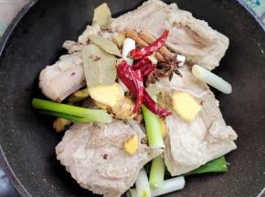 把洗干净的肉放入锅里，加入生姜，葱段，八角，桂皮，香叶，花椒，干辣椒！