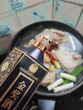 加入适量的白酒！（加白酒有去异增香的作用！）