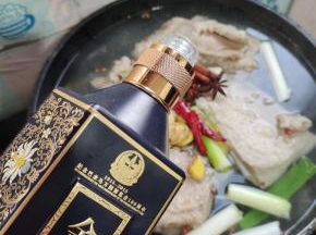 加入适量的白酒！（加白酒有去异增香的作用！）