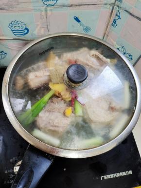 盖上锅盖，大火煮开后转小火煮20分钟！