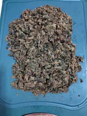 煮肉的时间，我们来把梅干菜清洗干净，再全部切碎！