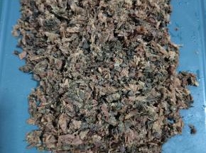 煮肉的时间，我们来把梅干菜清洗干净，再全部切碎！