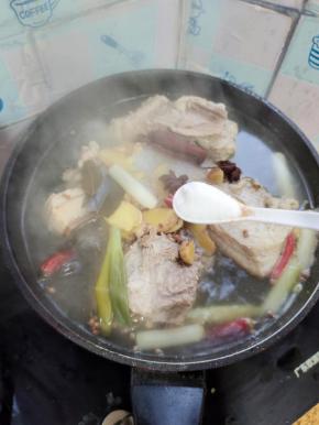 小火煮20分钟后，往锅里加入盐调味！