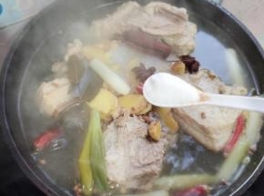 小火煮20分钟后，往锅里加入盐调味！
