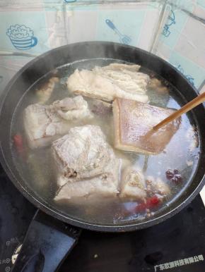 再盖上锅盖，小火煮10分钟左右，煮至能用筷子轻松的扎透就可以了！