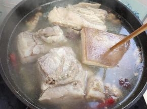 再盖上锅盖，小火煮10分钟左右，煮至能用筷子轻松的扎透就可以了！