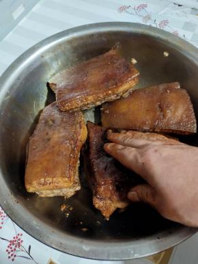 手上倒入适量的红烧酱油，在肉身上均匀的涂抹酱油，肉的每个地方都要涂抹到！