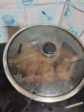 刚开始锅里会有噼里啪啦爆开的声响！要赶紧盖上锅盖，防止油溅出来，烫伤自己！