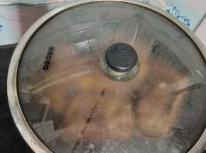 刚开始锅里会有噼里啪啦爆开的声响！要赶紧盖上锅盖，防止油溅出来，烫伤自己！