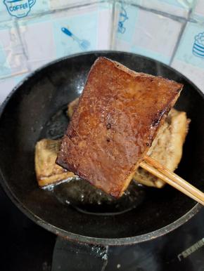 听到锅里没有噼里啪啦的声响了，揭开锅盖，把肉翻过来继续炸另一面！炸至肉皮金黄色捞出来！