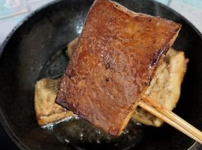 听到锅里没有噼里啪啦的声响了，揭开锅盖，把肉翻过来继续炸另一面！炸至肉皮金黄色捞出来！