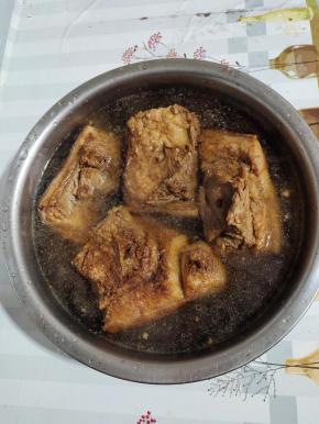 直接把肉放入冷水盆里面，猪皮朝下浸泡10分钟左右！