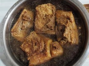 直接把肉放入冷水盆里面，猪皮朝下浸泡10分钟左右！