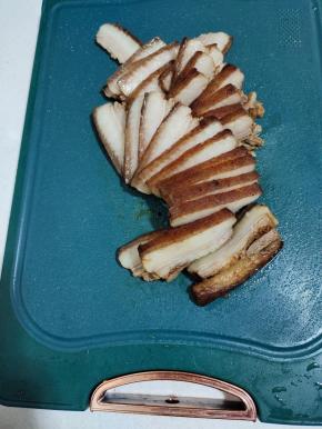 然后把肉全部切成薄厚均匀的片！