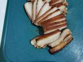 然后把肉全部切成薄厚均匀的片！