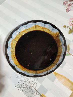 往碗里加入一勺红烧酱油，加入两勺生抽，再加入三勺蚝油，加入少许的盐，再加入一勺白糖，再加入一勺胡椒粉，一勺鸡精搅拌均匀调成料汁儿！