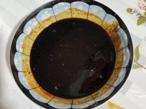 往碗里加入一勺红烧酱油，加入两勺生抽，再加入三勺蚝油，加入少许的盐，再加入一勺白糖，再加入一勺胡椒粉，一勺鸡精搅拌均匀调成料汁儿！