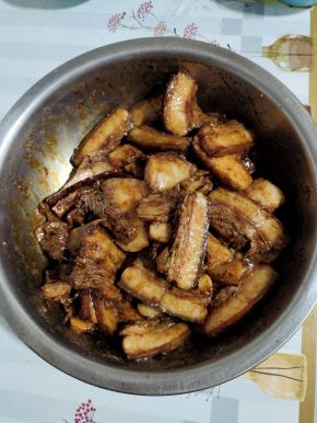 把搅拌好的料汁儿倒入切好的肉片中，翻拌均匀！