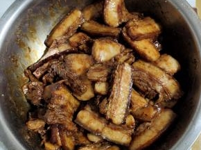 把搅拌好的料汁儿倒入切好的肉片中，翻拌均匀！