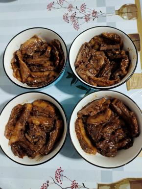 肉皮朝下，均匀的码在碗底！