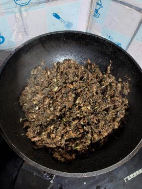 起锅烧油，放入葱姜末炒香，把刚才剩余的料汁儿倒进去，再倒入切好的梅干菜进去翻炒！这样把梅干菜炒一下，味道才会更香！翻炒2分钟左右关火！