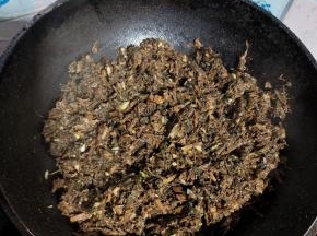 起锅烧油，放入葱姜末炒香，把刚才剩余的料汁儿倒进去，再倒入切好的梅干菜进去翻炒！这样把梅干菜炒一下，味道才会更香！翻炒2分钟左右关火！