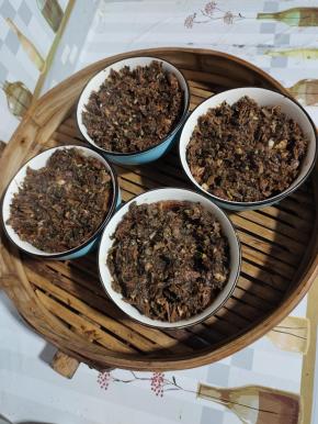 把装好的梅菜扣肉放在蒸屉上！