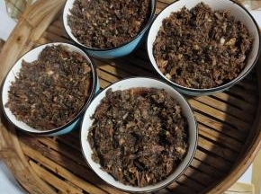 把装好的梅菜扣肉放在蒸屉上！