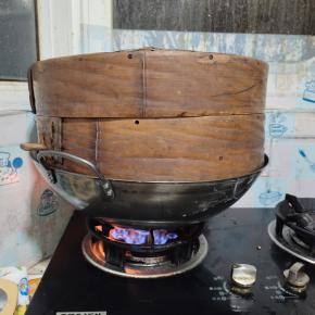 锅里倒入足够多的水进去，烧开！然后把蒸屉放进锅里，盖上盖子，大火蒸一个半小时（90分钟，吃起来带有一点点韧性的，想吃入口即化的可以蒸2个小时！）