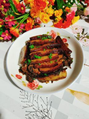 把肉碗倒扣在盘子上面，在上面撒上葱花就可以开吃了！