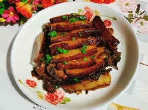 把肉碗倒扣在盘子上面，在上面撒上葱花就可以开吃了！