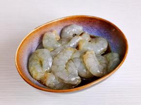 虾仁加1勺生抽，1勺料酒抓匀腌制15分钟。