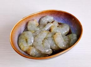 虾仁加1勺生抽，1勺料酒抓匀腌制15分钟。