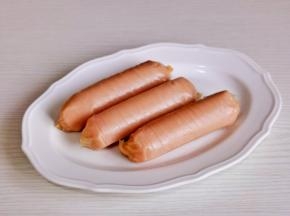 每根烤肠划几刀。