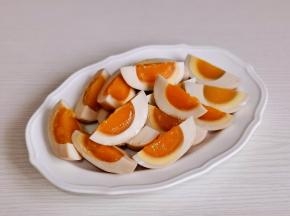 溏心蛋一切四。