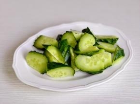 黄瓜洗净切菱形块。