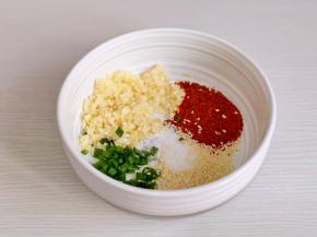 蒜末，辣椒粉，葱花，盐，糖，白芝麻倒入碗中。