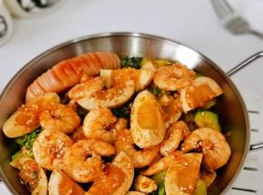 烤肠一口爆汁。