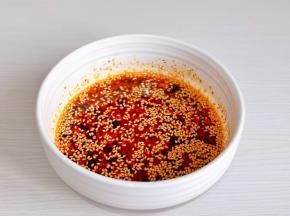 搅拌均匀，万能料汁，拌什么都好吃。