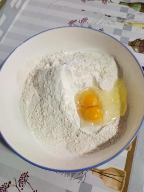面粉中加入一勺盐，两个鸡蛋！