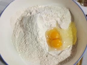 面粉中加入一勺盐，两个鸡蛋！