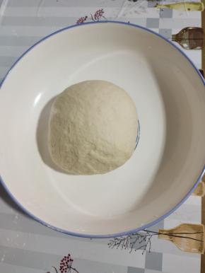 加入适量的温水，揉成稍微软一点儿的，光滑的面团！