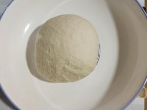 加入适量的温水，揉成稍微软一点儿的，光滑的面团！